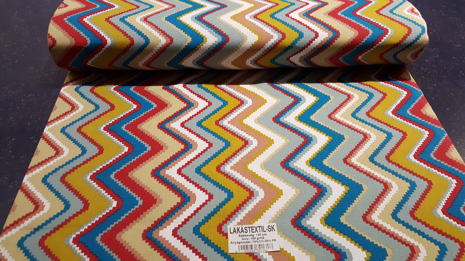 Színes cikk-cakk mintás lakástextil