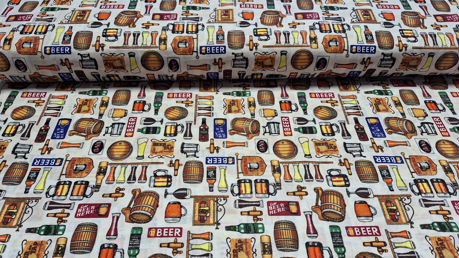 Színes sör mintás pamutvászon