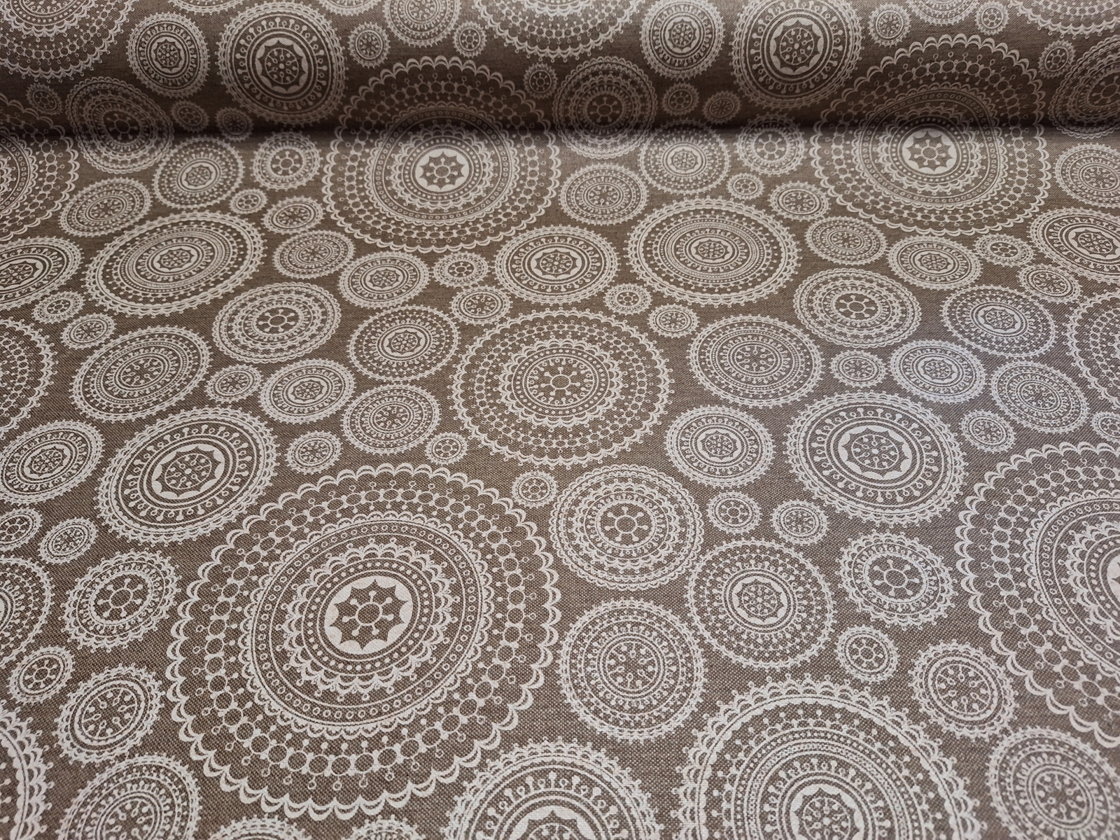 Bézs mandala mintás letörölhető textil terítő