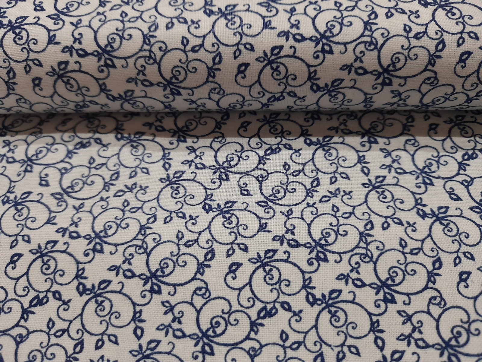 Kékfestős - fehér alapon kék indamintás pamutvászon